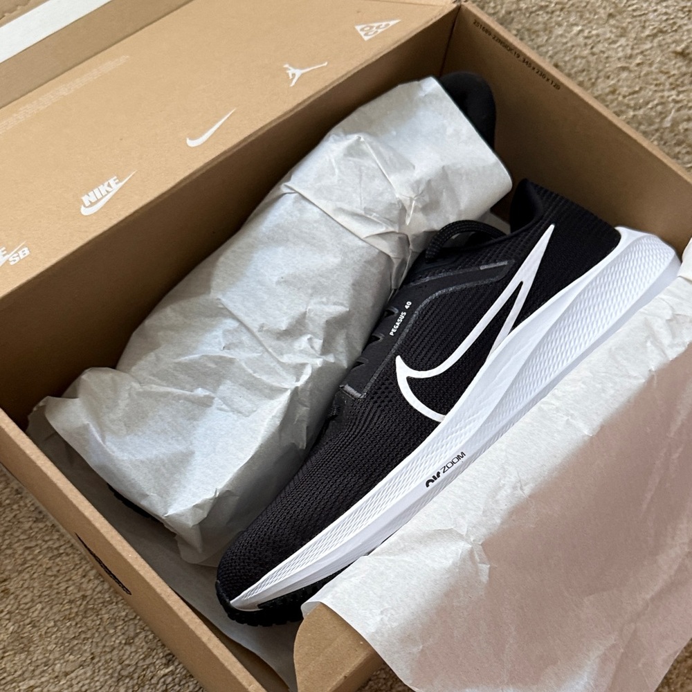 Nike Black and White ZOOM PEGASUS 40